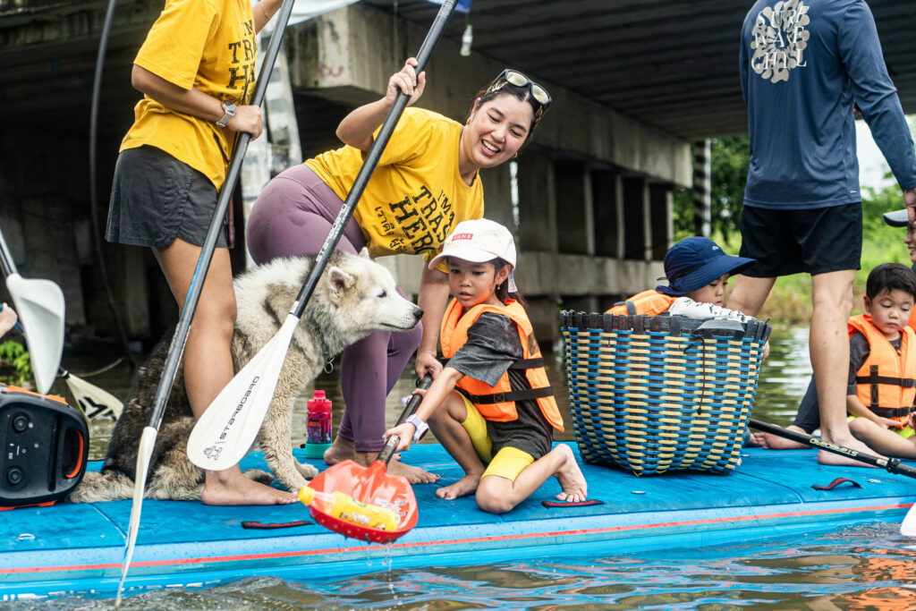 SUP・カヌーのツアーに参加する人たち
